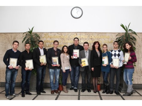 Финансисти победиха и в третото издание на „Състезание по знания” в Стопанска академия